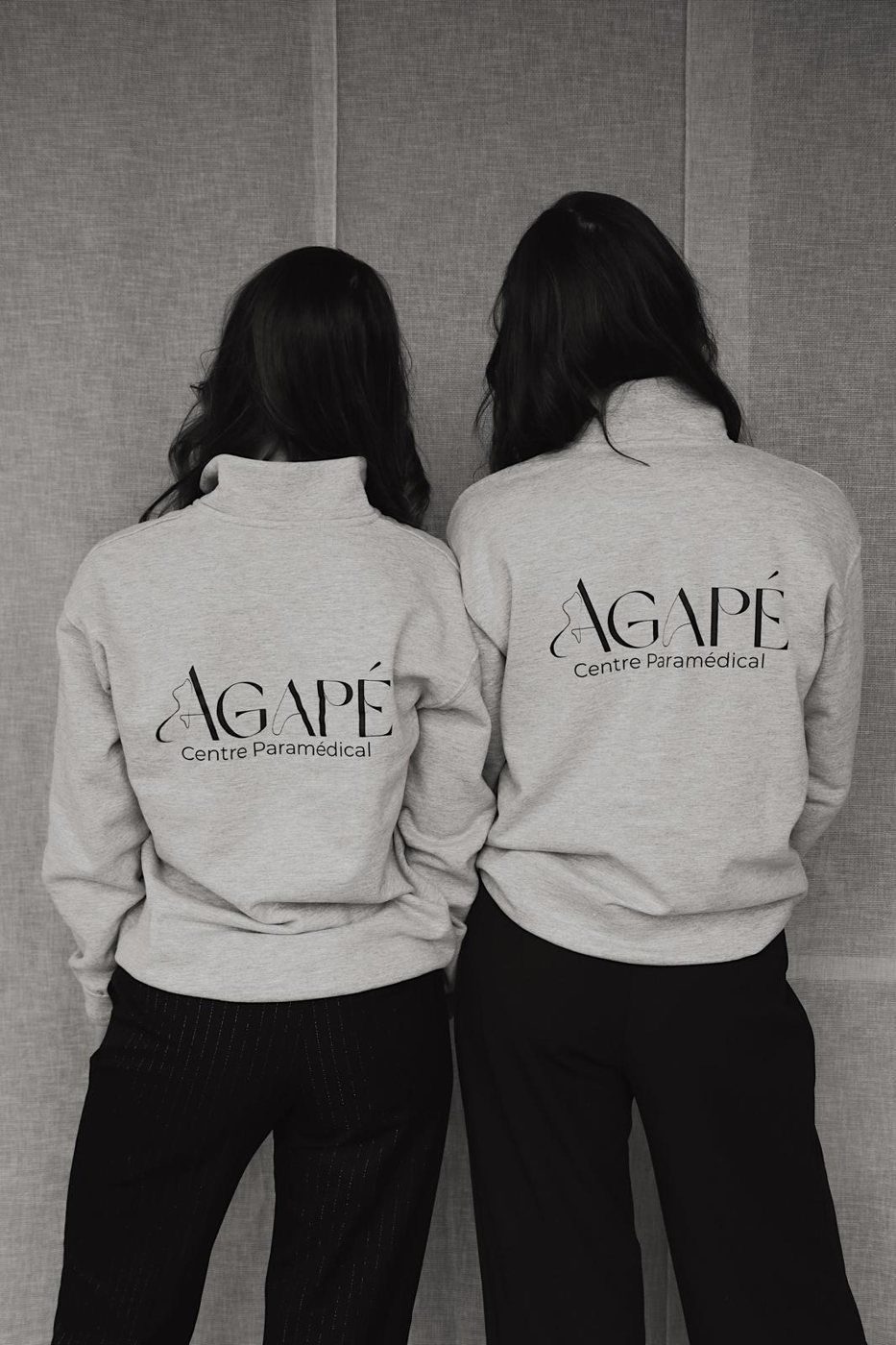 Alexandra et Margaux de dos, sweats au logo Agapé, photo en noir et blanc