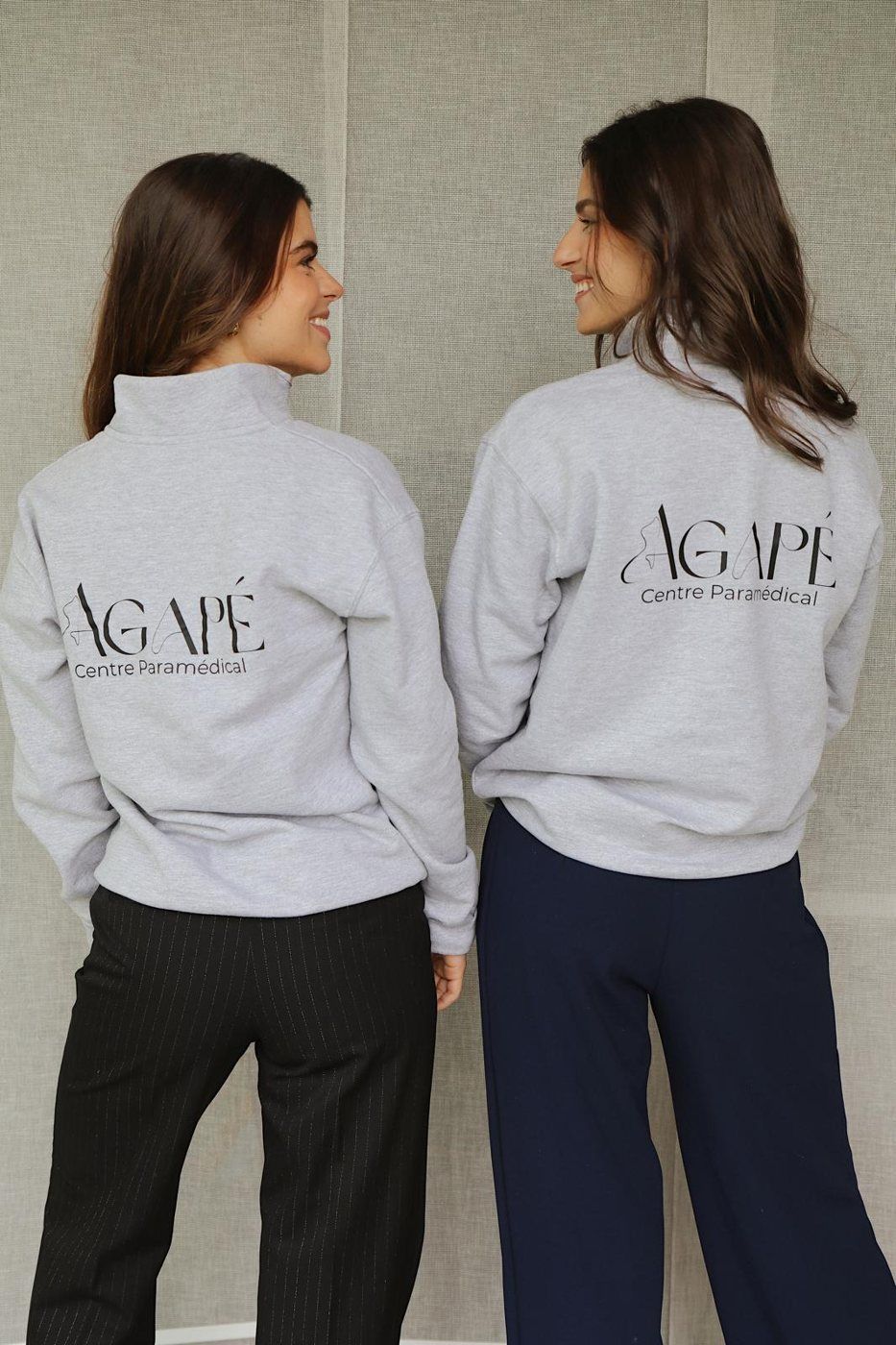 Alexandra Fortunato et Margaux Otten, de dos, se sourient ; leurs sweats portent le logo Agapé